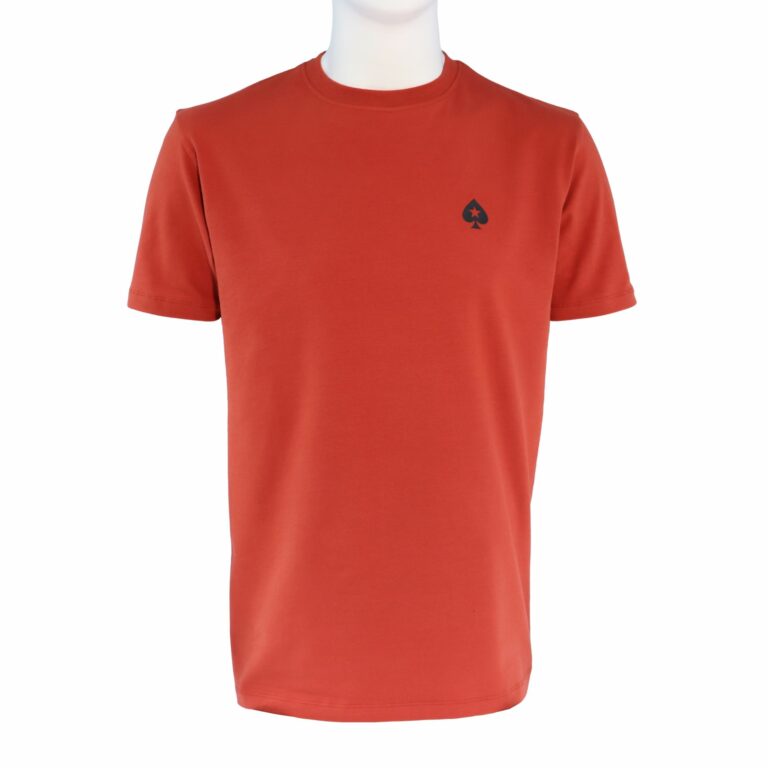 CAMISETA ROJA CON LA ICÓNICA INSIGNIA DE LA PICA DE POKERSTARS