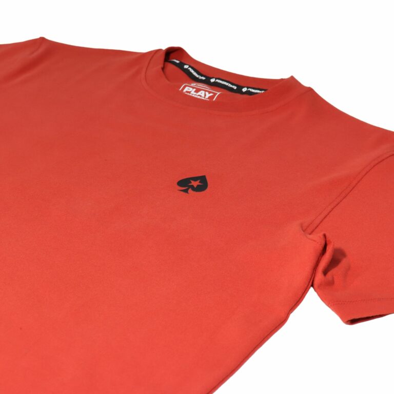 CAMISETA ROJA CON LA ICÓNICA INSIGNIA DE LA PICA DE POKERSTARS