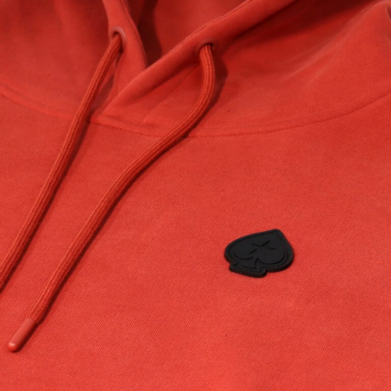 SUDADERA CON CAPUCHA ROJA CON LA ICÓNICA INSIGNIA DE LA PICA DE POKERSTARS