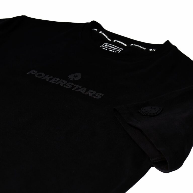 CAMISETA NEGRA CON LA ICÓNICA INSIGNIA DE LA PICA DE POKERSTARS